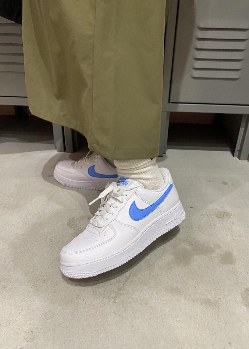 グリーン系のスカート、ブルー系のブルゾン、ブラック系のTシャツ/カットソーを着用したレディースの春コーディネートの5枚目の写真