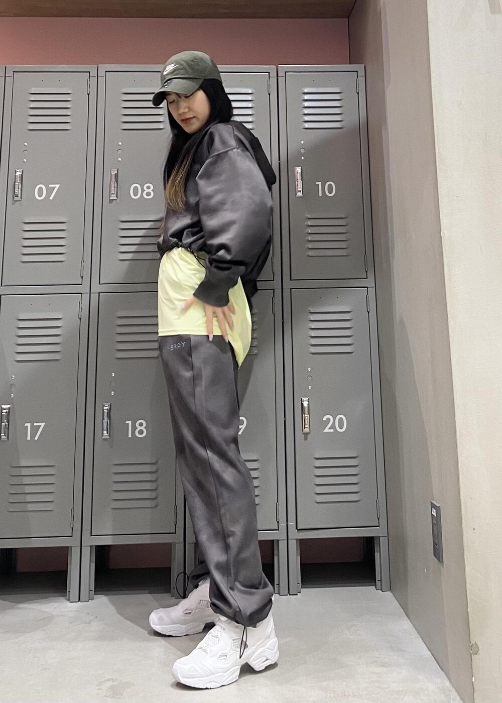 グリーン系のTシャツ/カットソー、ホワイト系のスニーカー、ブラック系のその他パンツを着用したレディースの春コーディネートの2枚目の写真