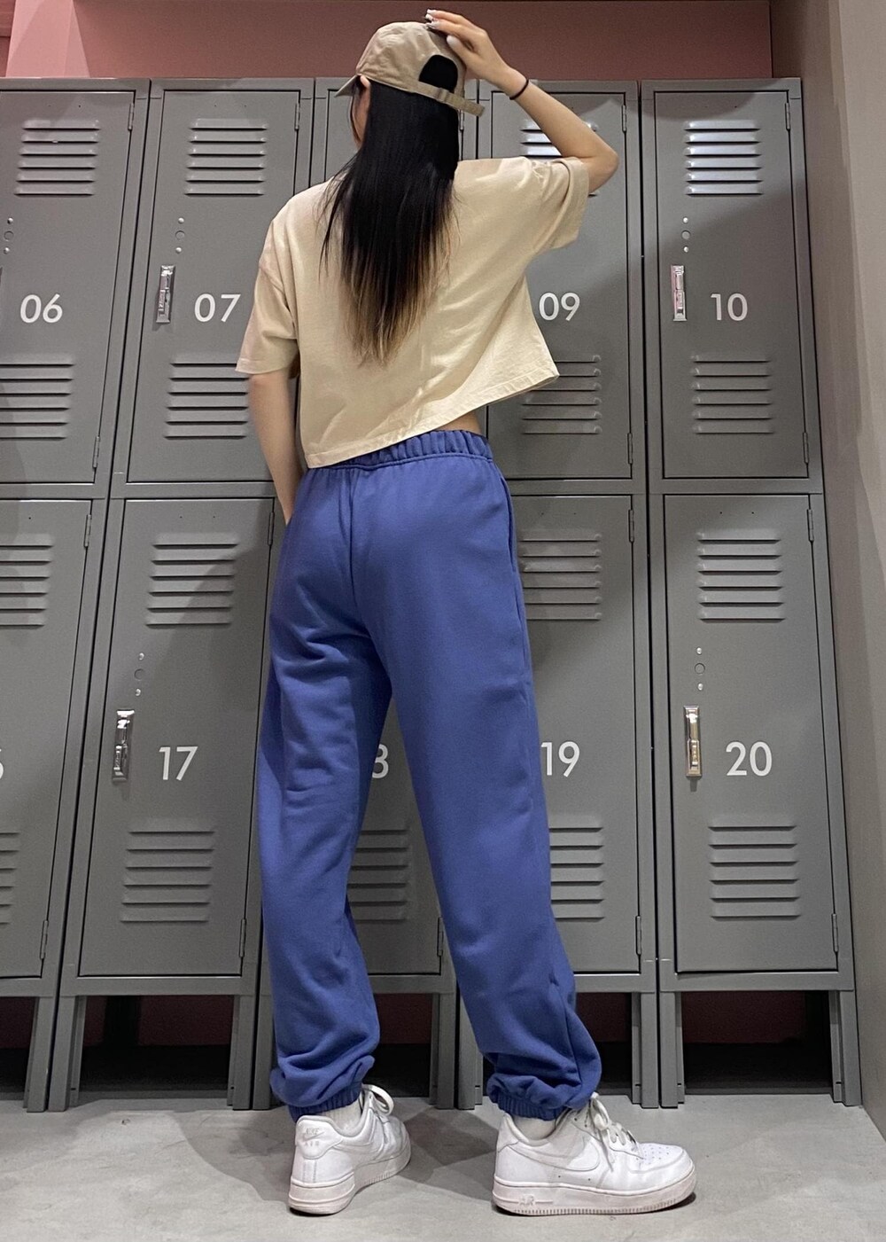 ブルー系のその他パンツ、ホワイト系のスニーカー、ホワイト系のTシャツ/カットソーを着用したレディースの冬コーディネートの3枚目の写真