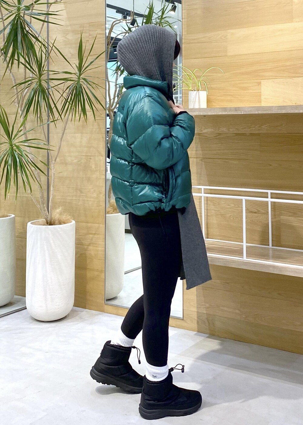 ブラック系のレギンス/スパッツを着用したレディースの秋コーディネートの4枚目の写真