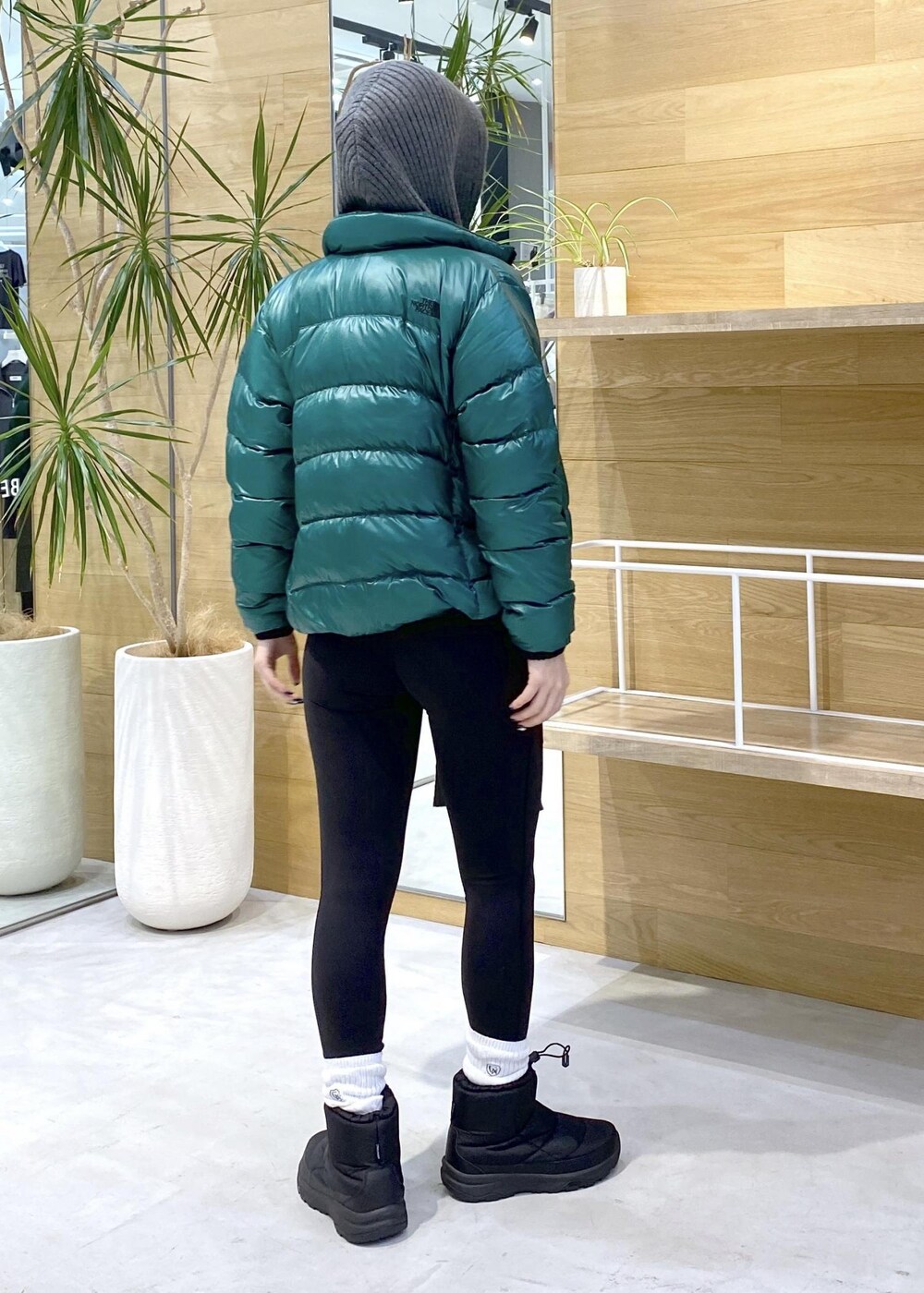 ブラック系のレギンス/スパッツを着用したレディースの秋コーディネートの5枚目の写真