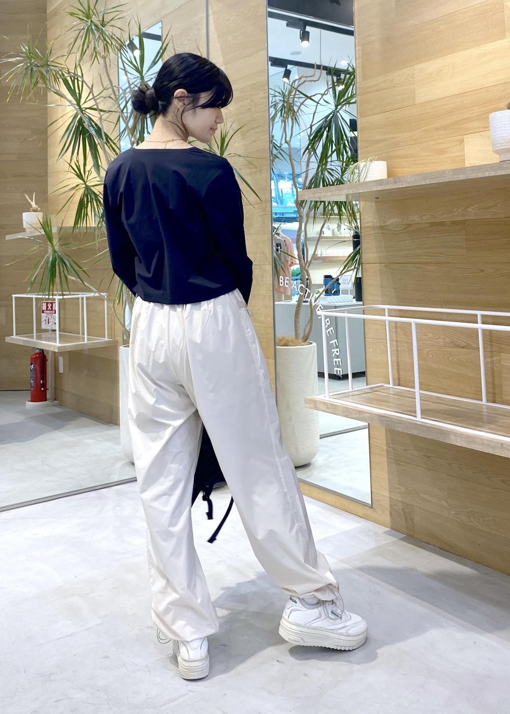 ホワイト系のスニーカー、ホワイト系のその他パンツ、ブラック系のカーディガン/ボレロを着用したレディースの夏コーディネートの4枚目の写真