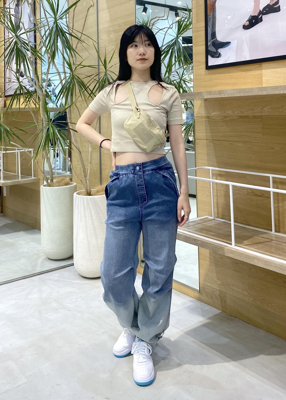 イエロー系のTシャツ/カットソー、イエロー系のボディバッグ/ウエストポーチ、ブルー系のデニムパンツを着用したレディースの夏コーディネートの5枚目の写真