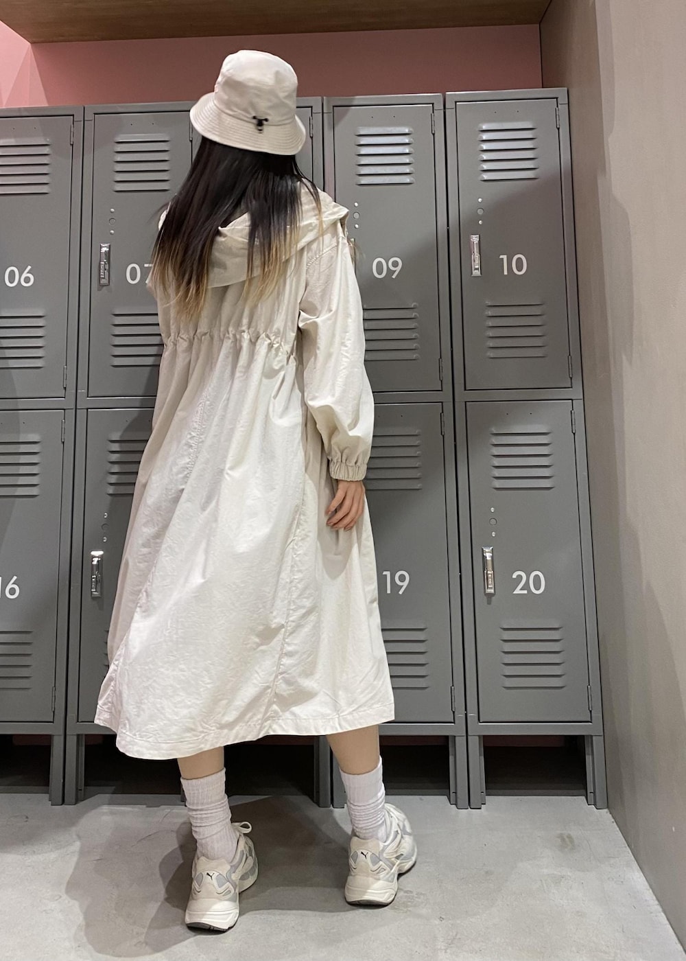 ホワイト系のその他アウター、ベージュ系のスニーカー、ブラック系のレギンス/スパッツを着用したレディースの春コーディネートの6枚目の写真