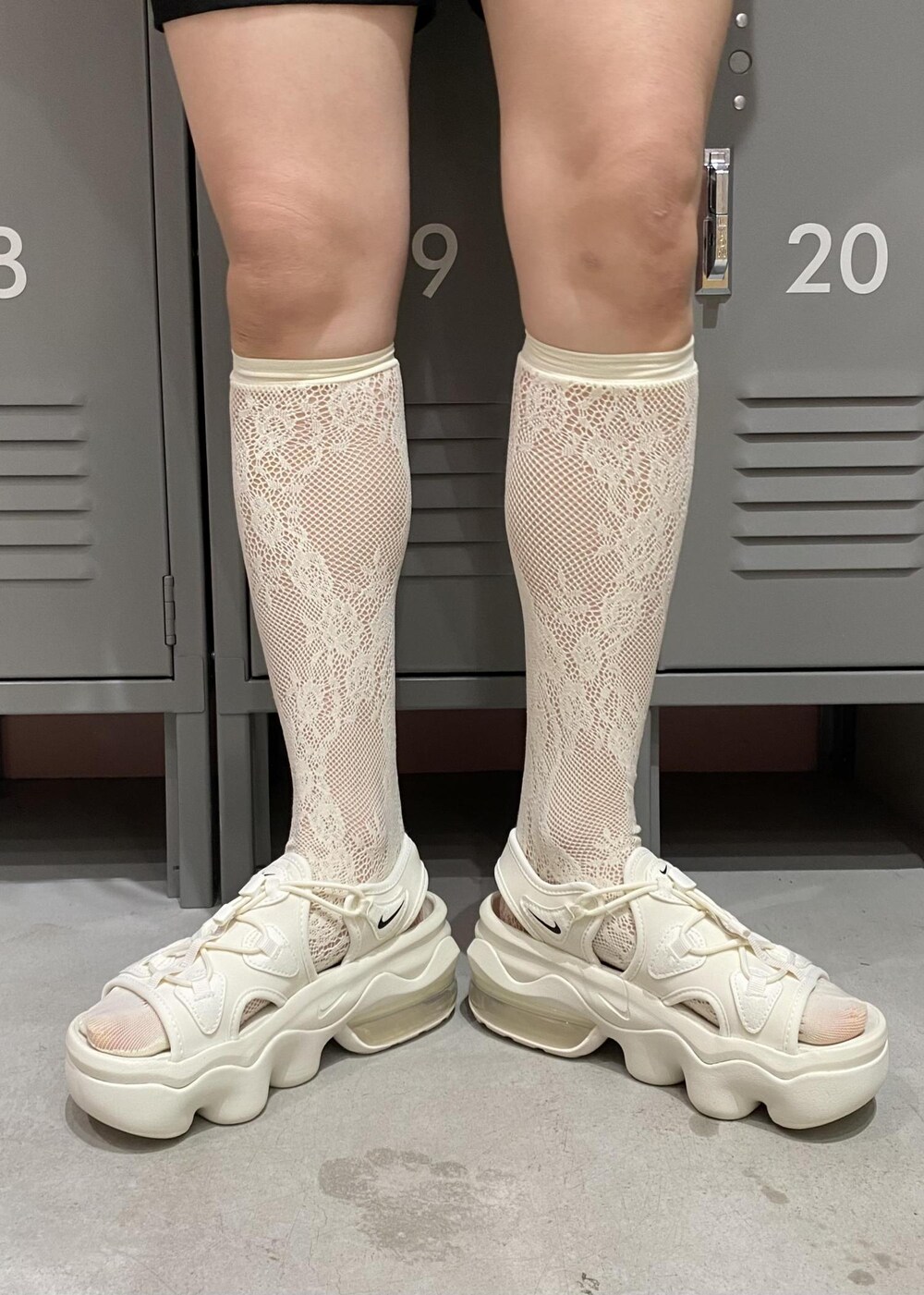 ブラック系のその他アウター、ブラック系のその他パンツ、ホワイト系のサンダルを着用したレディースの春コーディネートの7枚目の写真