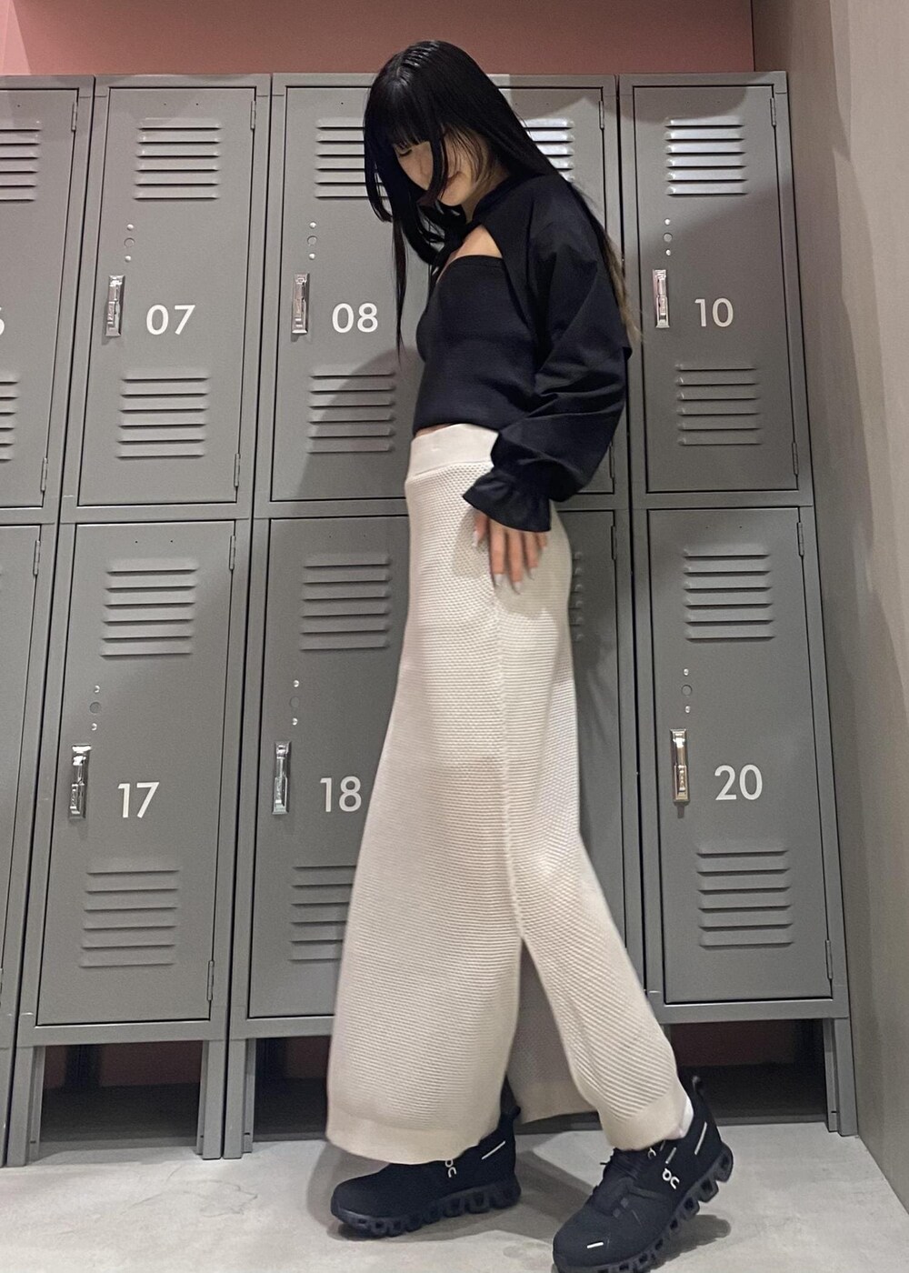 ブラック系のキャミソール、ブラック系のスニーカー、グレー系のブルゾンを着用したレディースの冬コーディネートの3枚目の写真