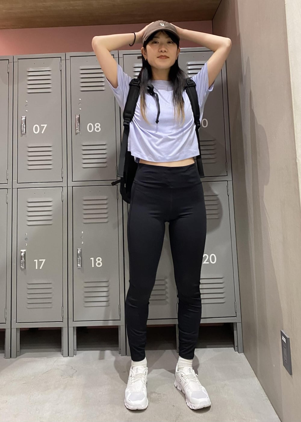 ブラック系のバックパック/リュック、ホワイト系のスニーカー、ブルー系のTシャツ/カットソーを着用したレディースの春コーディネートの3枚目の写真