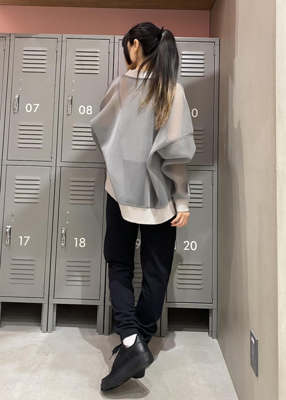 ブラック系のその他パンツ、グレー系のカーディガン/ボレロ、ブラック系のスニーカーを着用したレディースの冬コーディネートの3枚目の写真