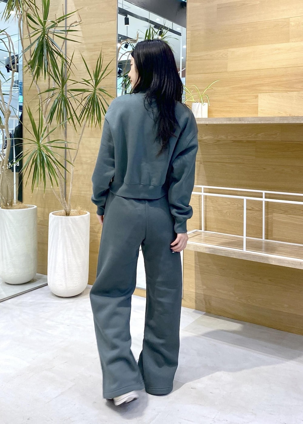 ホワイト系のスニーカー、グリーン系のスウェットを着用したレディースの秋コーディネートの5枚目の写真