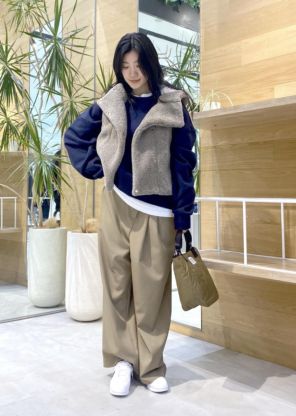 ホワイト系のスニーカー、ホワイト系のTシャツ/カットソー、ブルー系のスウェットを着用したレディースの秋コーディネートの6枚目の写真