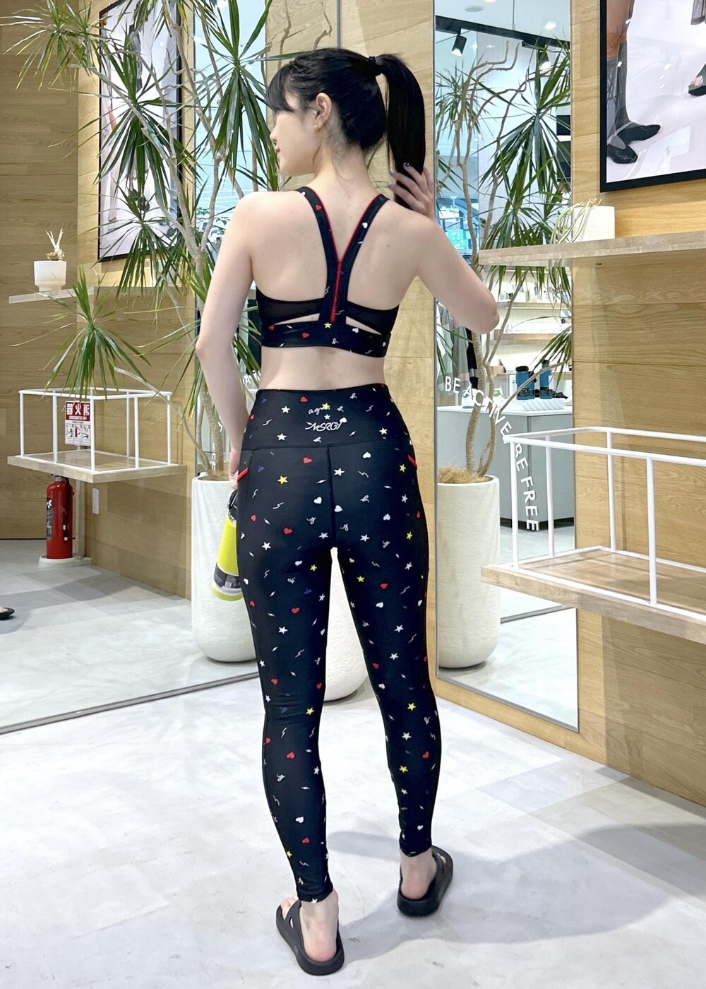 ブラック系のサンダル、イエロー系のグラス/マグカップ/タンブラー、ブラック系のレギンス/スパッツを着用したレディースの夏コーディネートの5枚目の写真