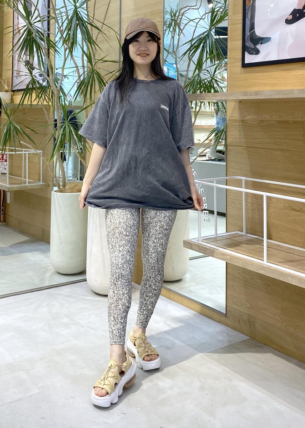 ベージュ系のサンダル、ブラック系のTシャツ/カットソー、グリーン系のレギンス/スパッツを着用したレディースの夏コーディネートの7枚目の写真