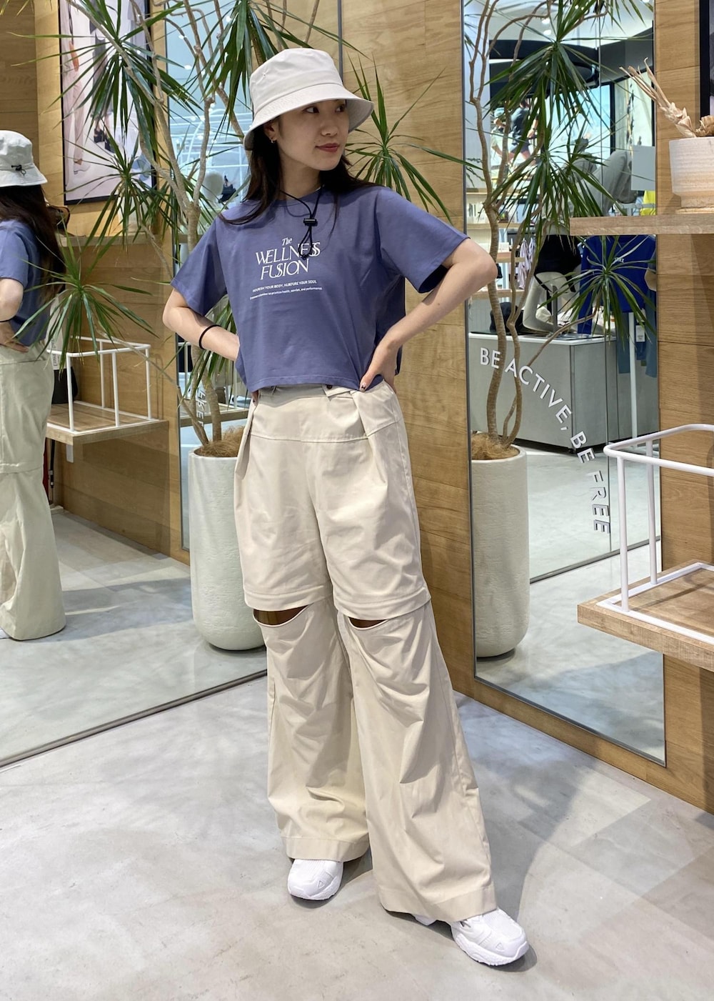 ホワイト系のスニーカー、グレー系のその他パンツ、パープル系のTシャツ/カットソーを着用したレディースの夏コーディネートの2枚目の写真