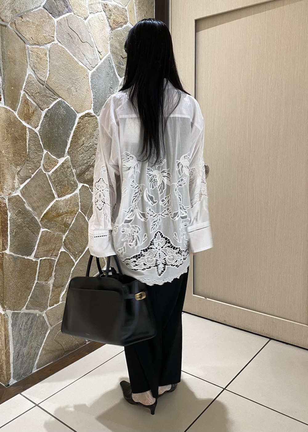 ホワイト系のシャツ/ブラウス、ブラック系のサンダル、ブラック系のワンピースを着用したレディースの冬コーディネートの3枚目の写真