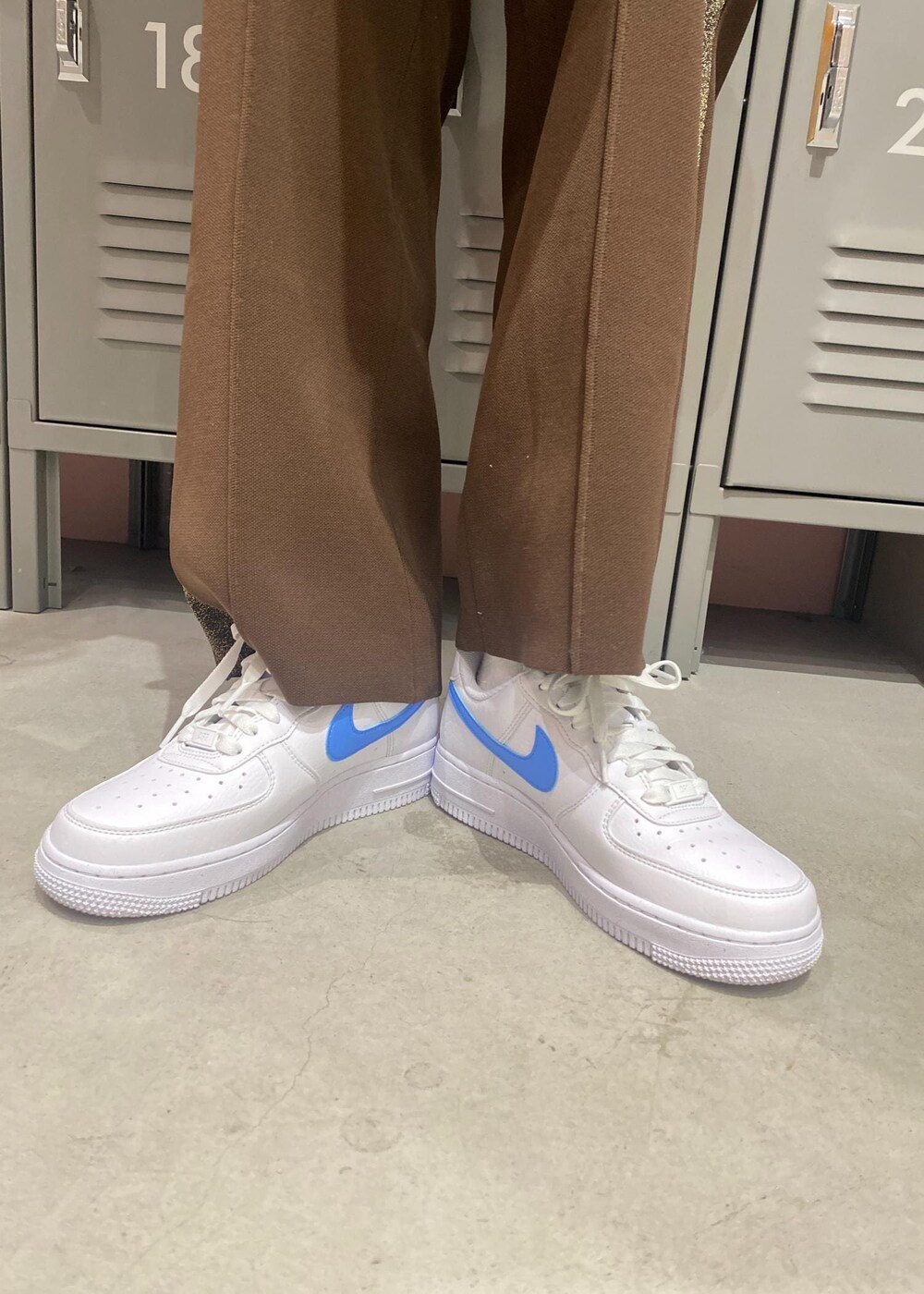 ピンク系のスウェット、ホワイト系のスニーカー、ブルー系のレギンス/スパッツを着用したレディースの冬コーディネートの7枚目の写真