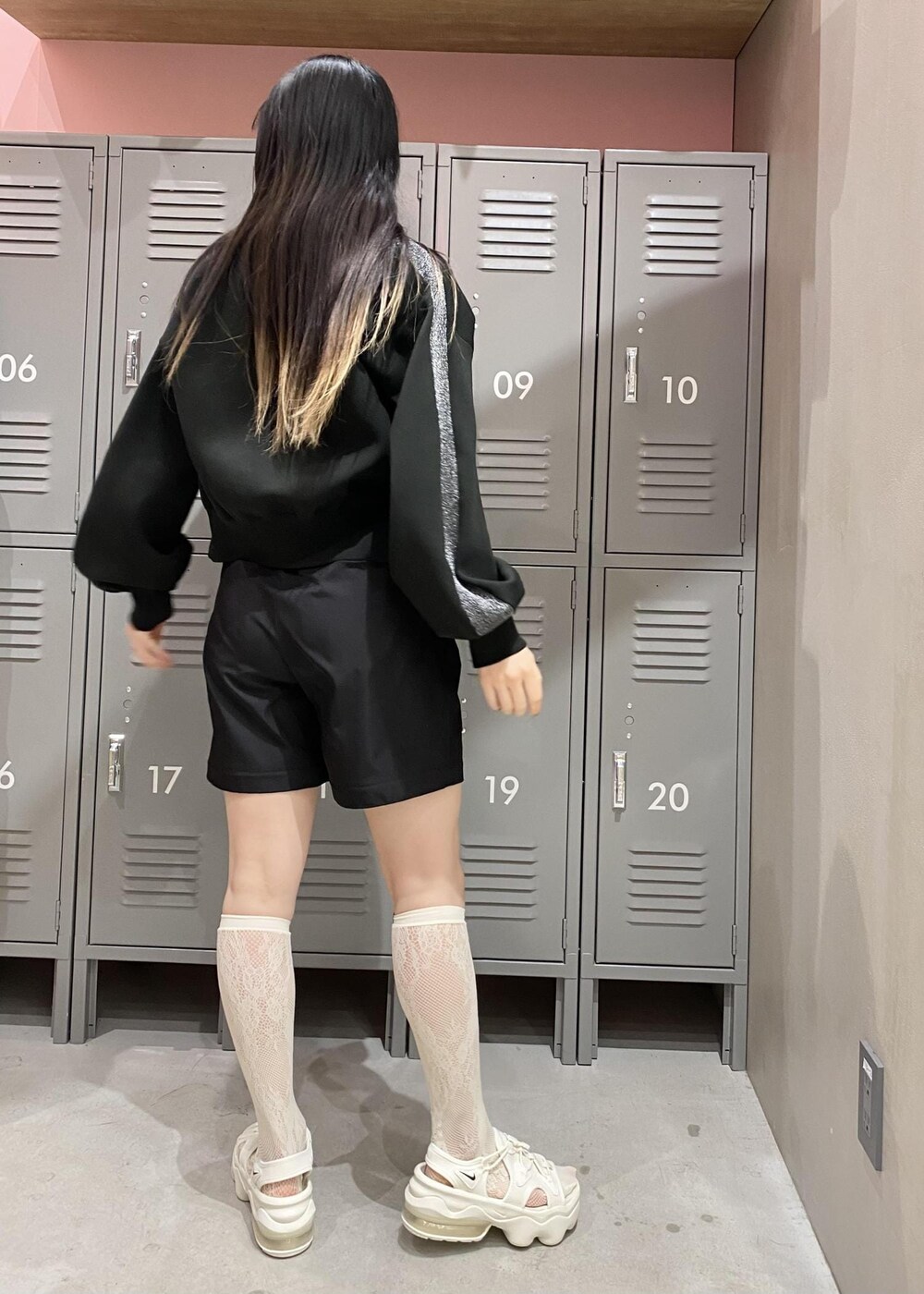 ブラック系のその他アウター、ブラック系のその他パンツ、ホワイト系のサンダルを着用したレディースの春コーディネートの4枚目の写真