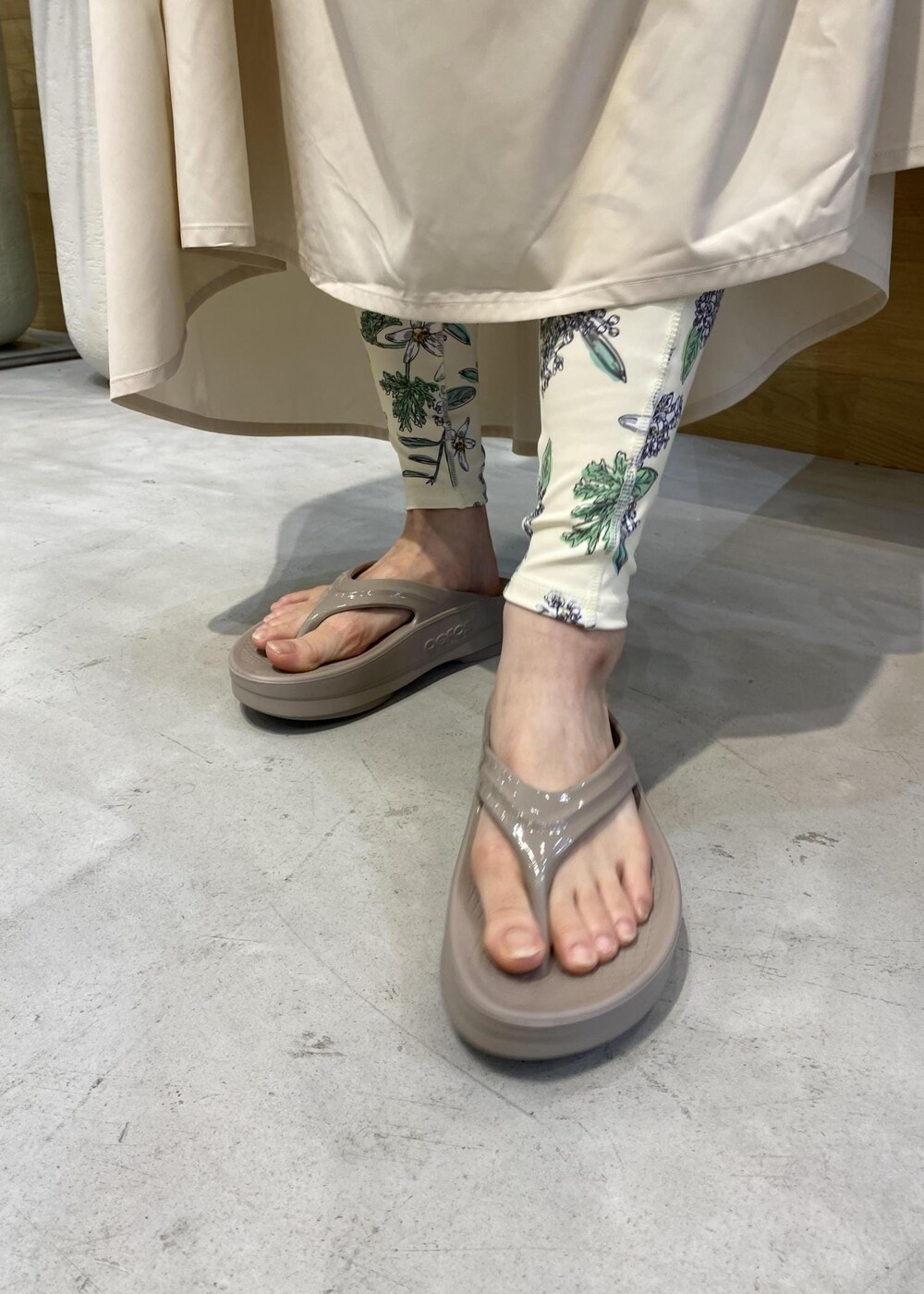 ベージュ系のサンダル、ホワイト系のトートバッグ、ホワイト系のワンピースを着用したレディースの夏コーディネートの6枚目の写真