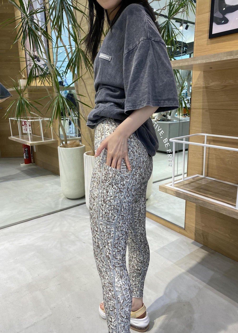 ベージュ系のサンダル、グリーン系のブラジャー、グリーン系のレギンス/スパッツを着用したレディースの夏コーディネートの7枚目の写真