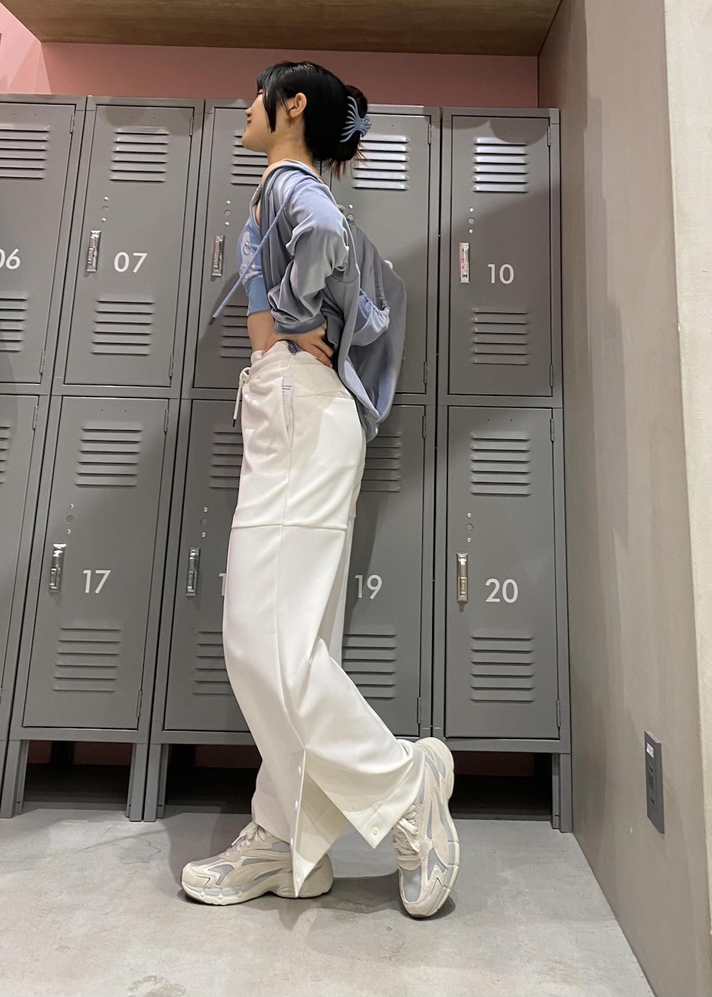 ホワイト系のその他パンツ、ブルー系のパーカー、ベージュ系のスニーカーを着用したレディースの冬コーディネートの3枚目の写真