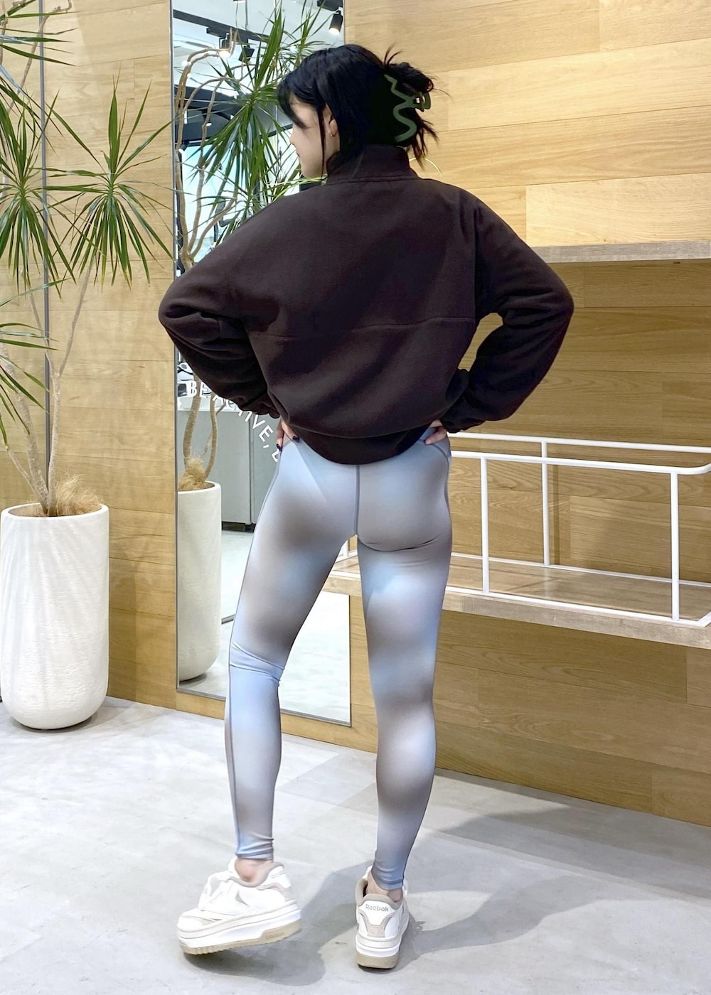 ブラウン系のその他トップス、ブルー系のレギンス/スパッツを着用したレディースの秋コーディネートの5枚目の写真