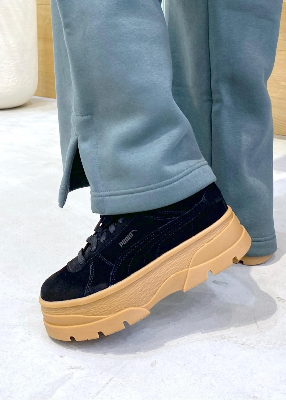 ブラック系のショルダーバッグ、ブラック系のワンピース、ブラック系のチェスターコートを着用したレディースの秋コーディネートの8枚目の写真