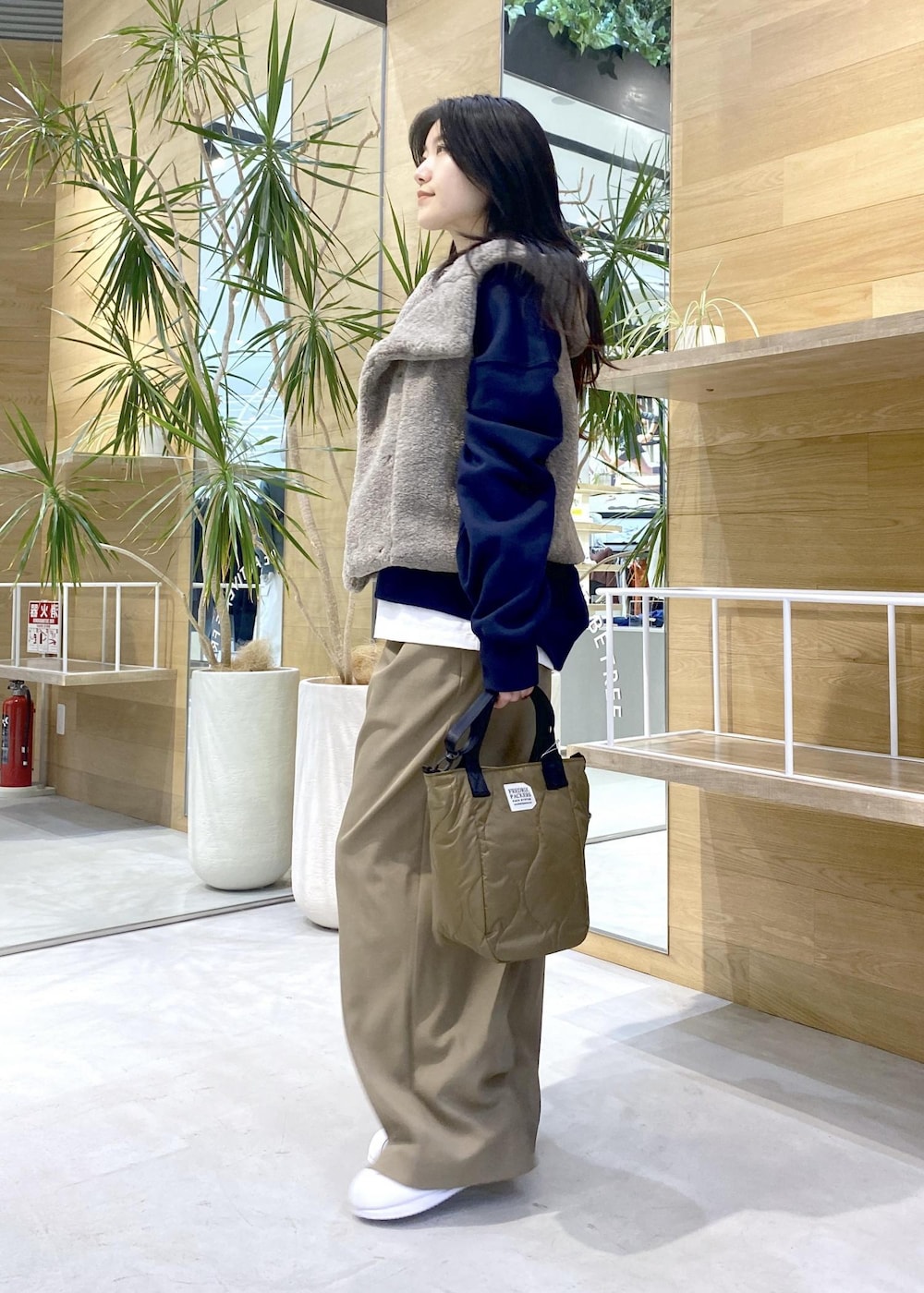 ホワイト系のスニーカー、ホワイト系のTシャツ/カットソー、ブルー系のスウェットを着用したレディースの秋コーディネートの3枚目の写真