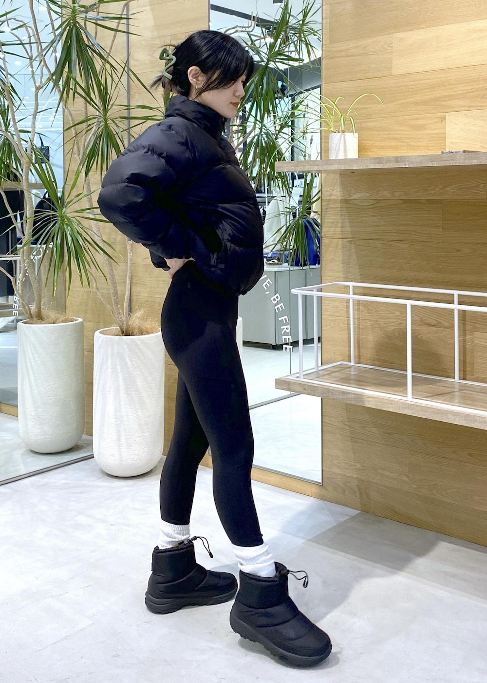 ブラック系のダウンジャケット/コート、ブラック系のレギンス/スパッツを着用したレディースの秋コーディネートの6枚目の写真