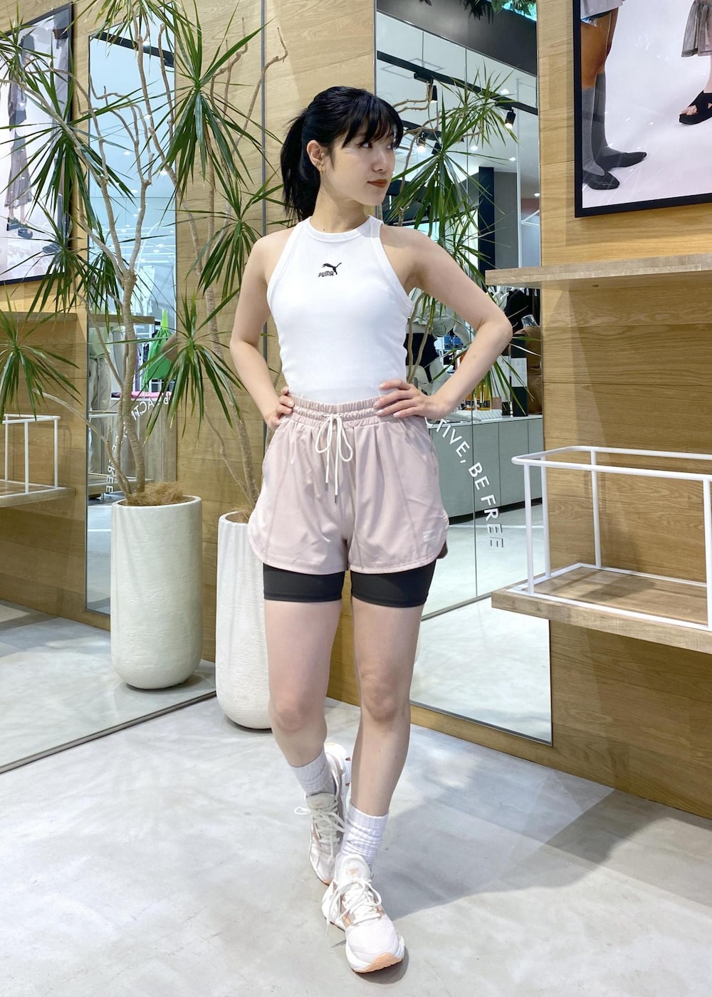 ピンク系のスニーカー、ホワイト系のタンクトップ、ピンク系のその他パンツを着用したレディースの夏コーディネートの2枚目の写真