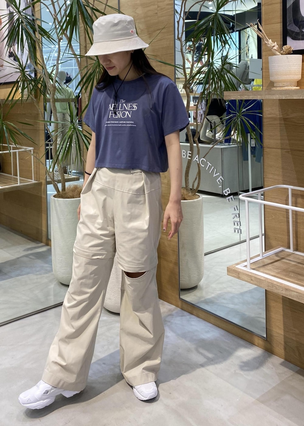 ホワイト系のスニーカー、グレー系のその他パンツ、パープル系のTシャツ/カットソーを着用したレディースの夏コーディネートの4枚目の写真