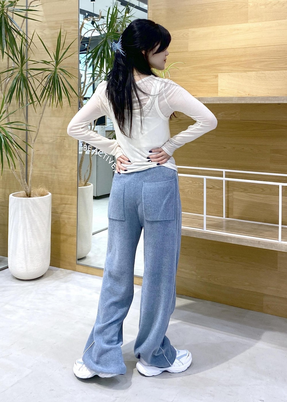 ホワイト系のアンサンブル、ブルー系のその他パンツ、ホワイト系のスニーカーを着用したレディースの秋コーディネートの5枚目の写真