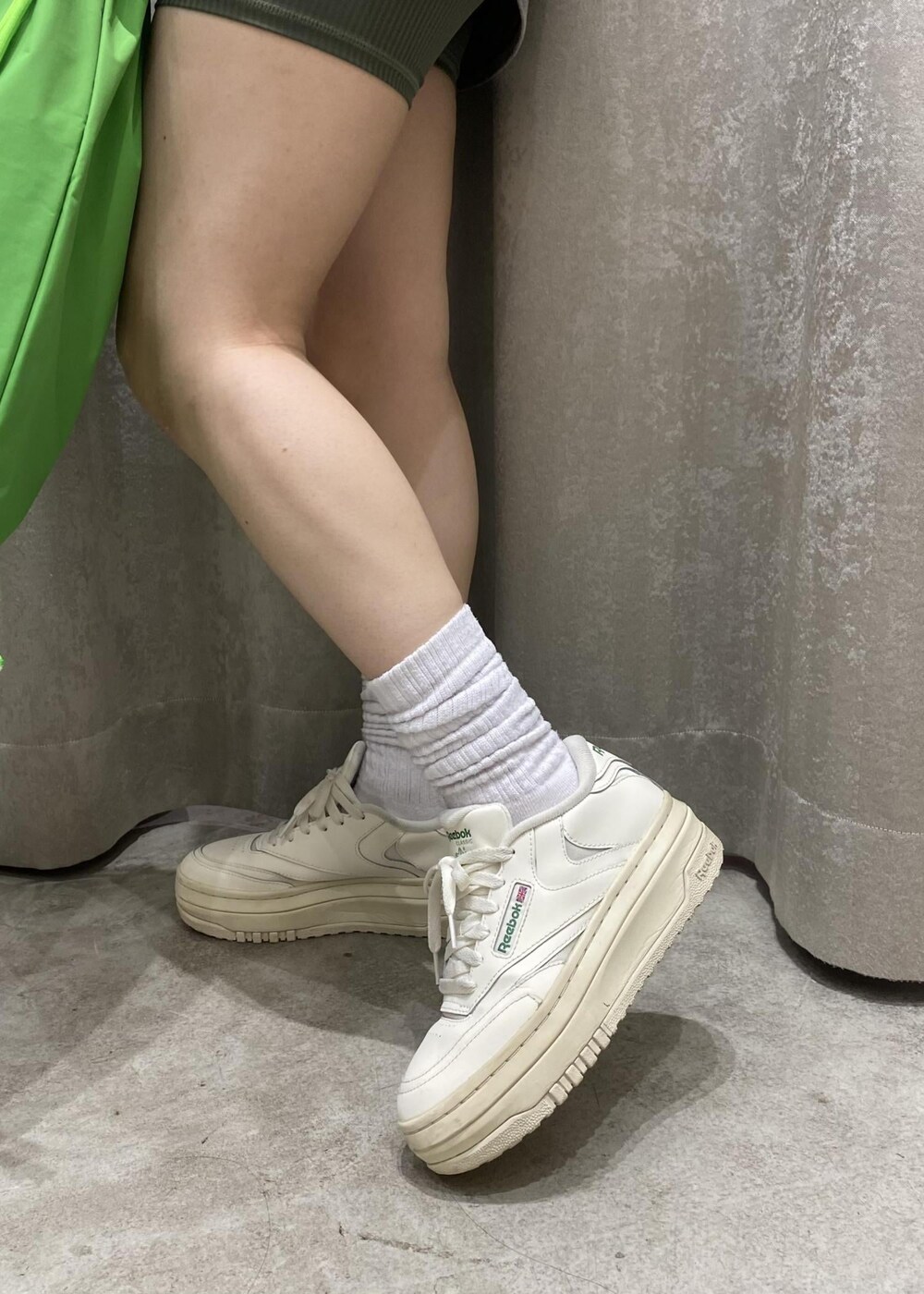 ベージュ系のその他パンツ、ホワイト系のスニーカー、ブルー系のTシャツ/カットソーを着用したレディースの夏コーディネートの9枚目の写真