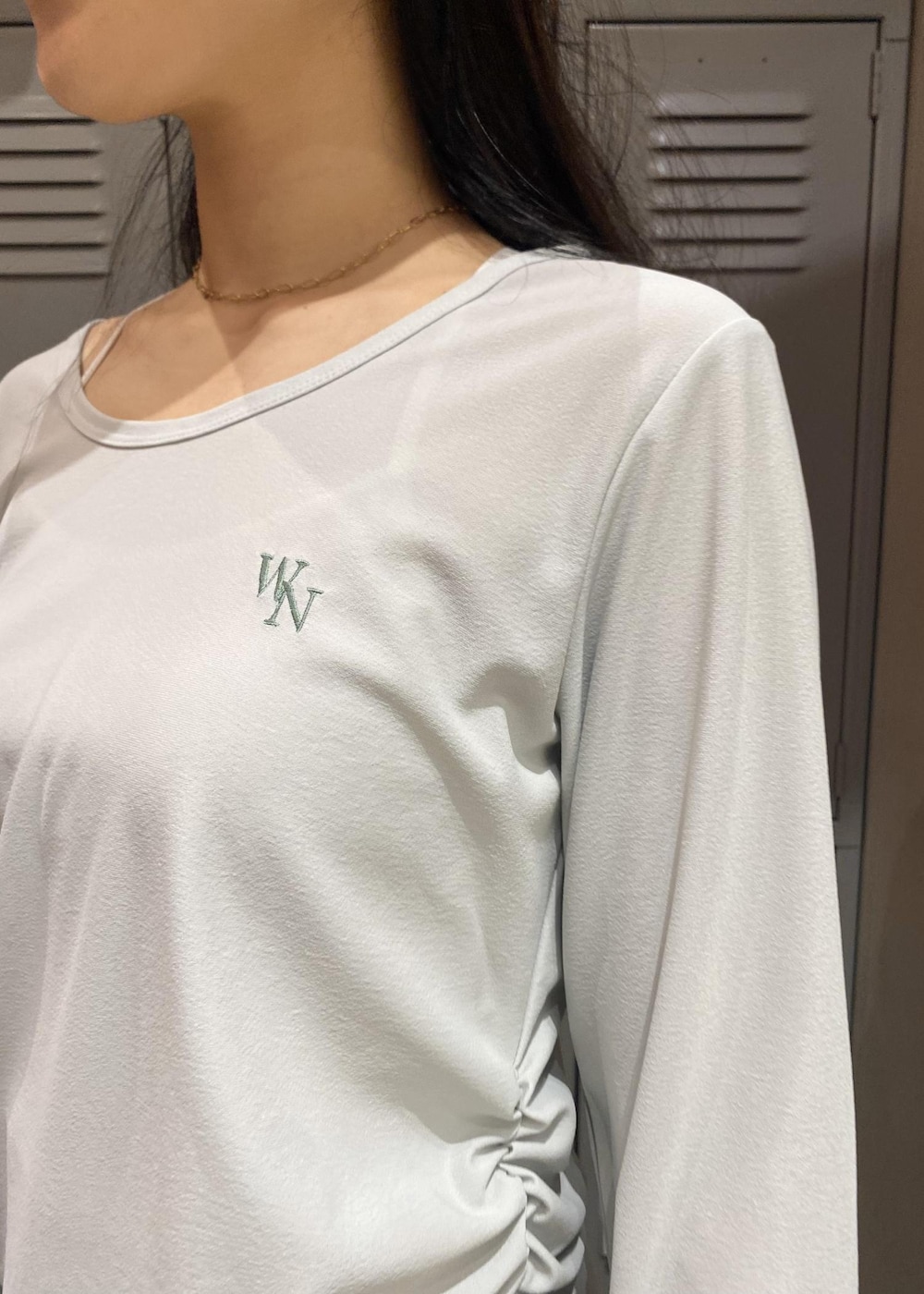 ブルー系のその他パンツ、ホワイト系のサンダル、グリーン系のTシャツ/カットソーを着用したレディースの春コーディネートの5枚目の写真