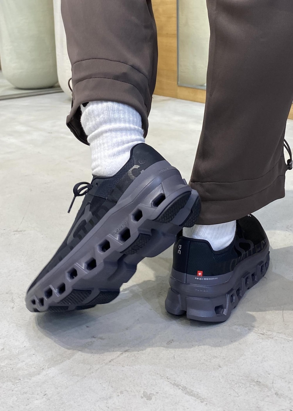 ホワイト系のTシャツ/カットソー、ブラウン系のその他トップス、ブラウン系のその他パンツを着用したレディースの秋コーディネートの10枚目の写真