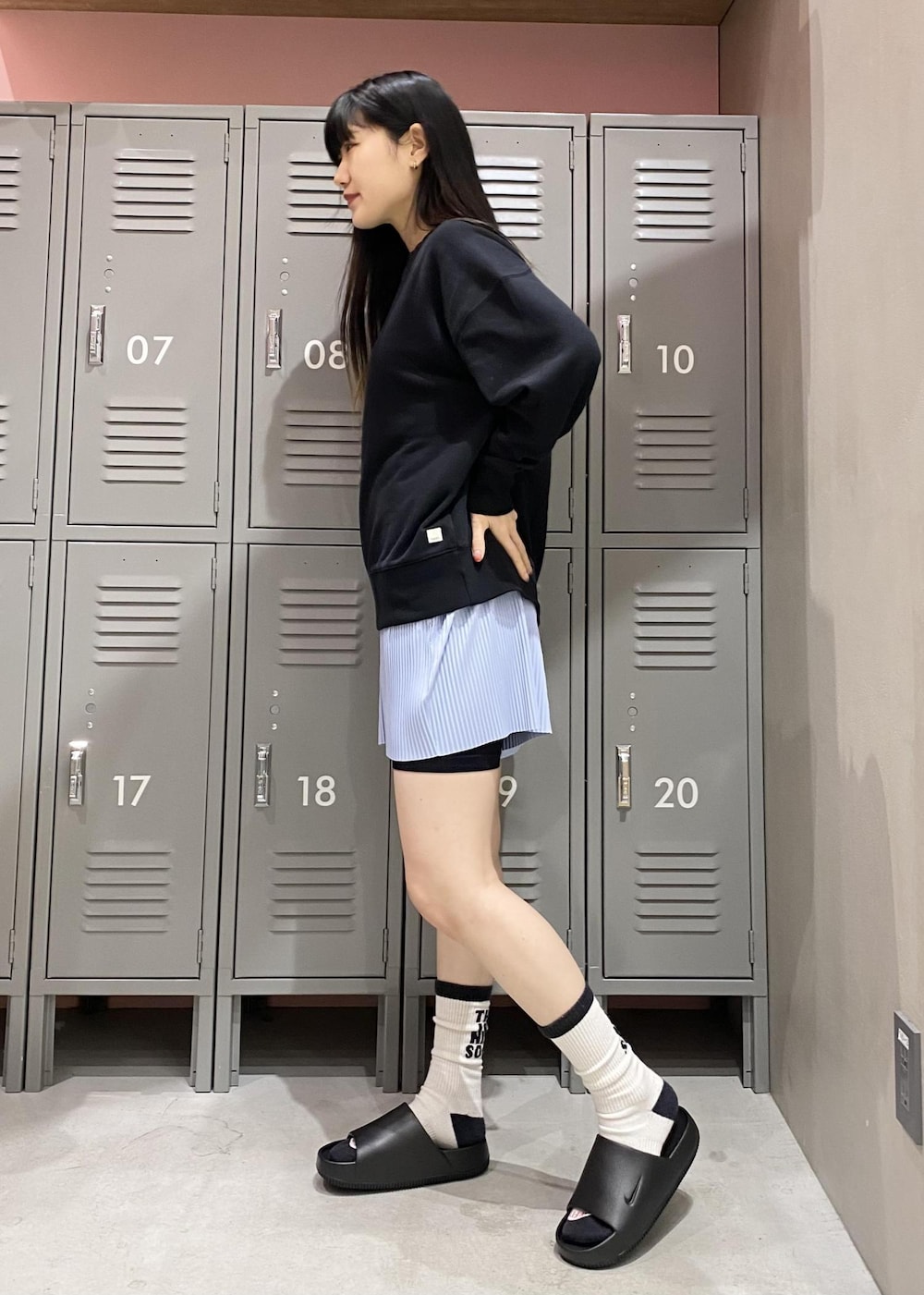 ブラック系のスウェット、ブルー系のその他パンツ、ブラック系のサンダルを着用したレディースの春コーディネートの2枚目の写真