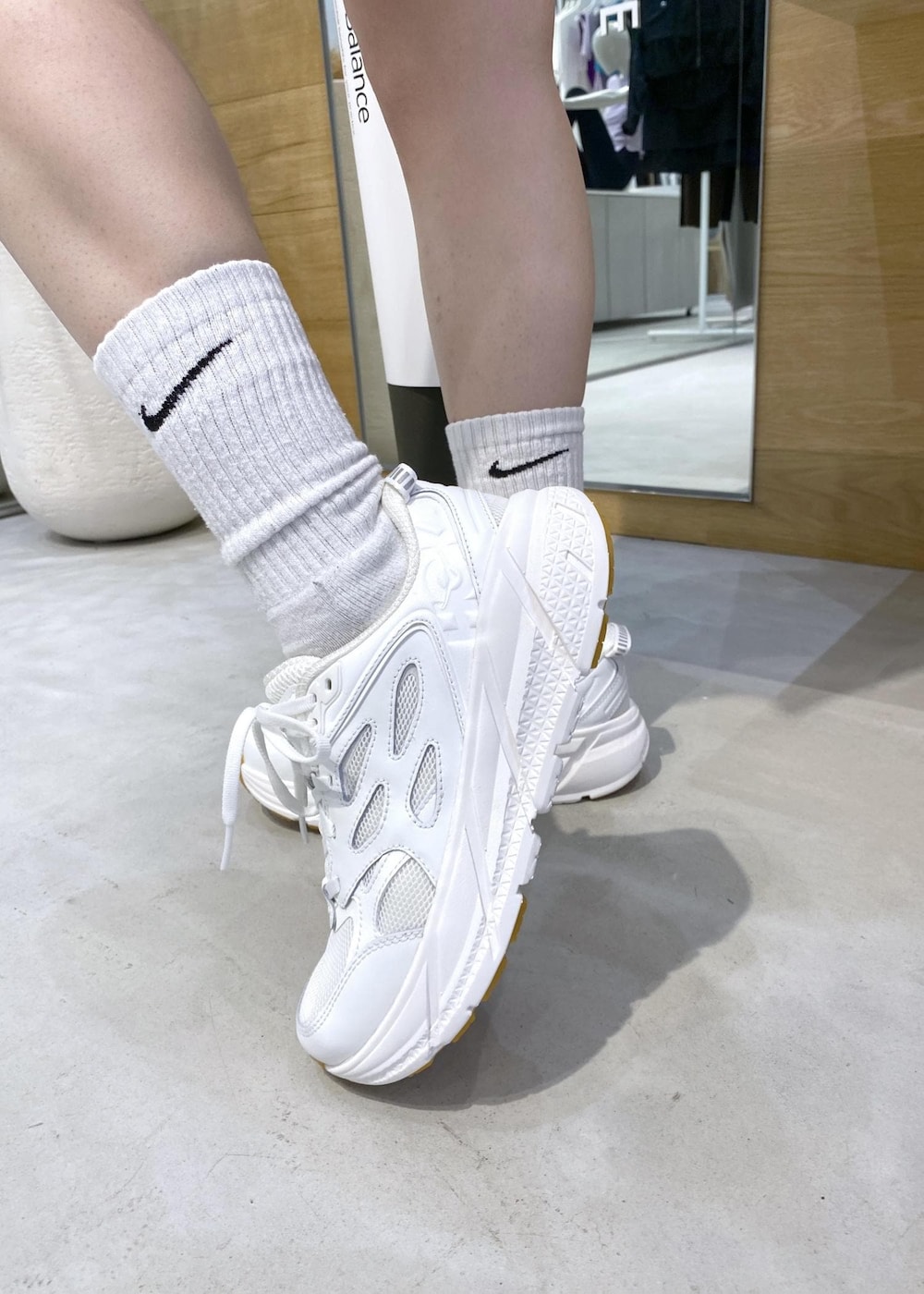 ブルー系のデニムパンツ、ホワイト系のスニーカー、ホワイト系のTシャツ/カットソーを着用したレディースの夏コーディネートの7枚目の写真