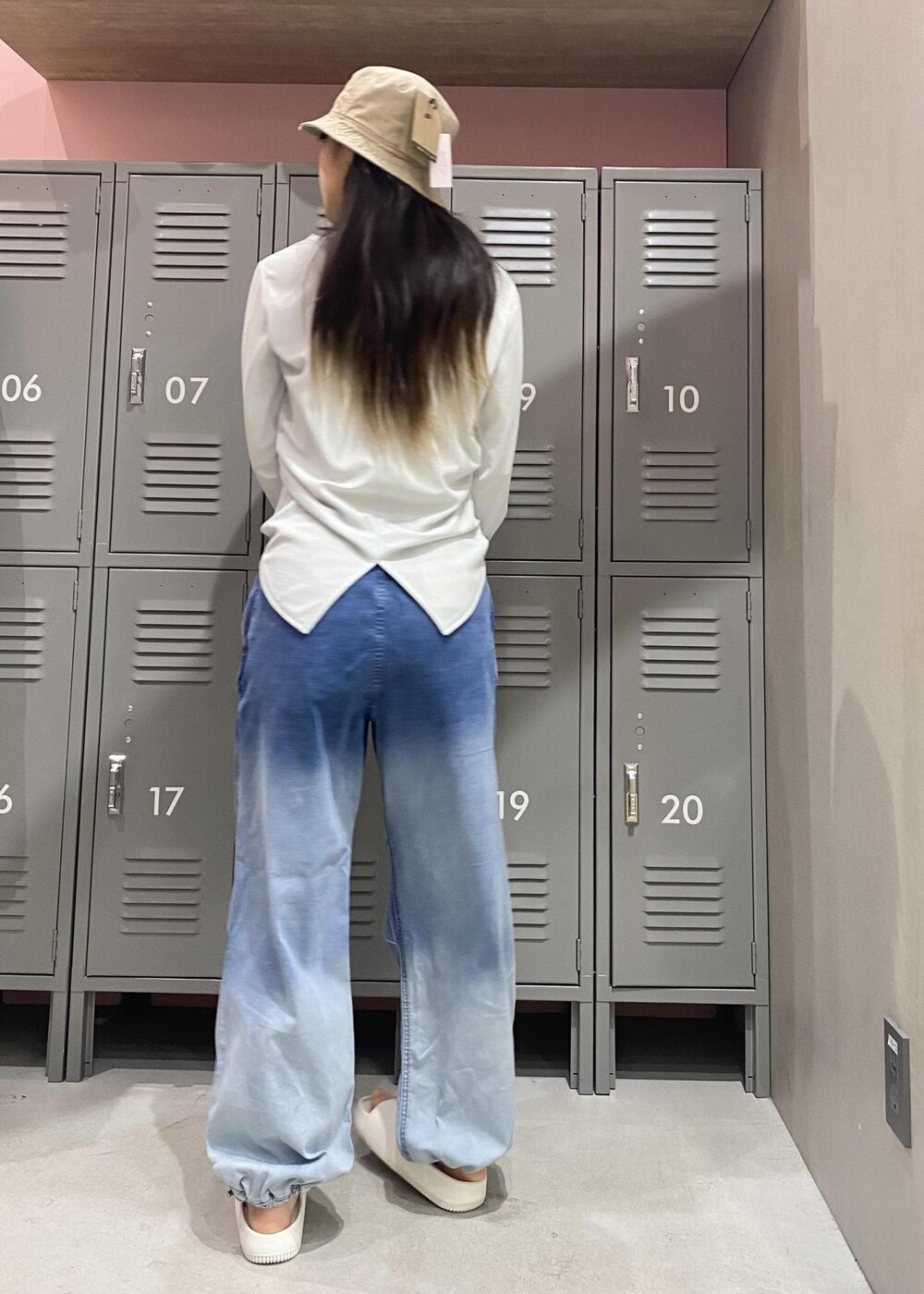 ブルー系のその他パンツ、ホワイト系のサンダル、グリーン系のTシャツ/カットソーを着用したレディースの春コーディネートの4枚目の写真