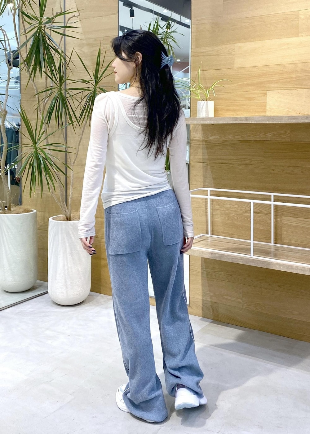 ホワイト系のアンサンブル、ブルー系のその他パンツ、ホワイト系のスニーカーを着用したレディースの秋コーディネートの3枚目の写真