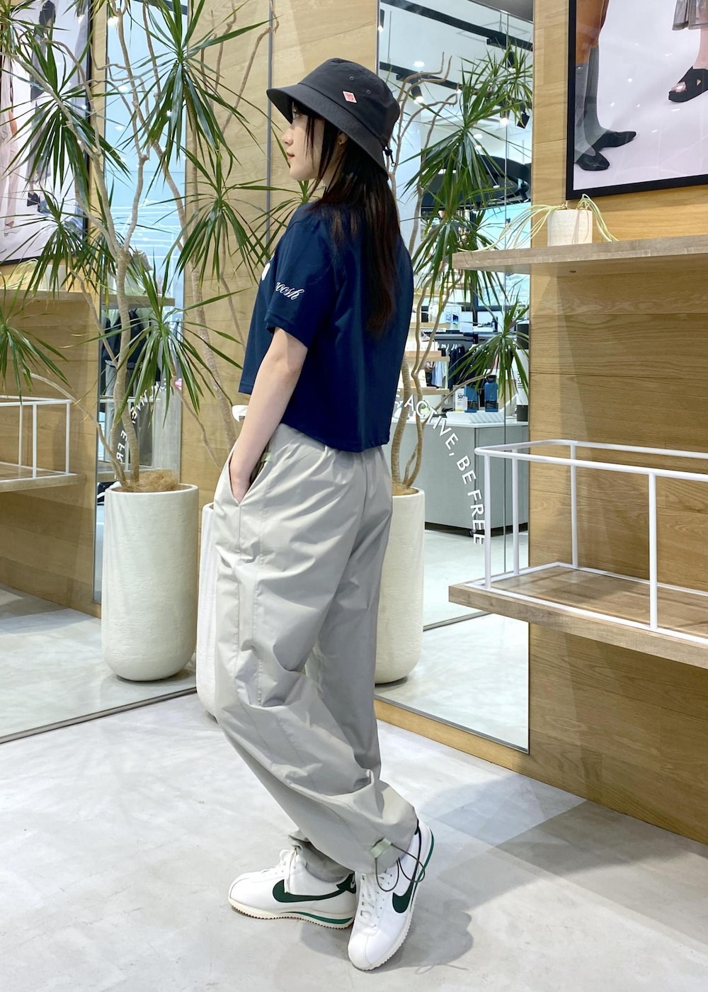 グリーン系のその他パンツ、ブルー系のTシャツ/カットソー、ホワイト系のスニーカーを着用したレディースの夏コーディネートの5枚目の写真