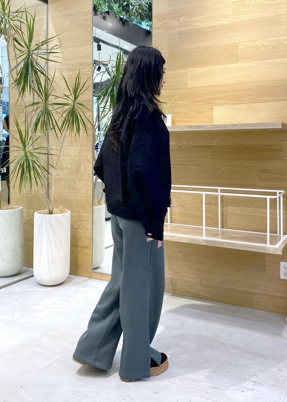 ブラック系のその他アウター、ブラック系のTシャツ/カットソーを着用したレディースの秋コーディネートの4枚目の写真