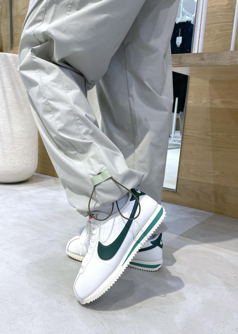 グリーン系のその他パンツ、ブルー系のTシャツ/カットソー、ホワイト系のスニーカーを着用したレディースの夏コーディネートの7枚目の写真