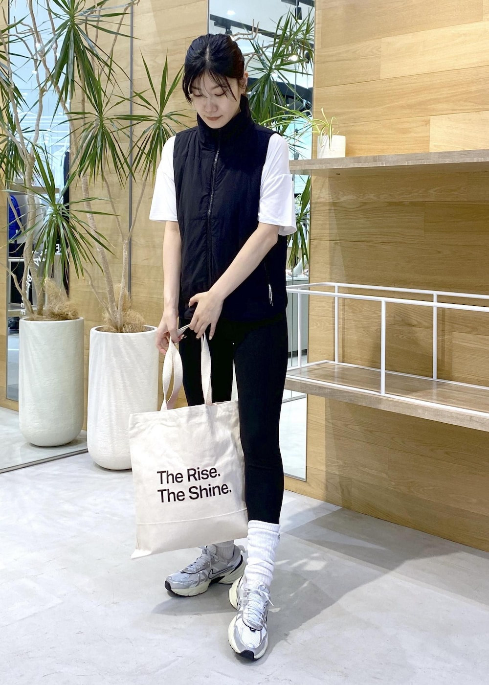 グレー系のスニーカー、ホワイト系のTシャツ/カットソー、ブラック系のレギンス/スパッツを着用したレディースの秋コーディネートの7枚目の写真