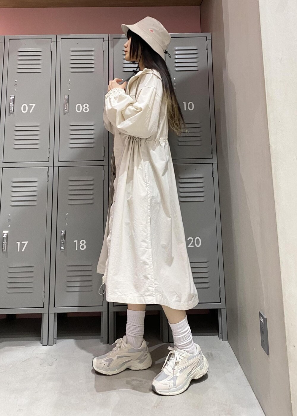 ホワイト系のその他アウター、ベージュ系のスニーカー、ブラック系のレギンス/スパッツを着用したレディースの春コーディネートの4枚目の写真