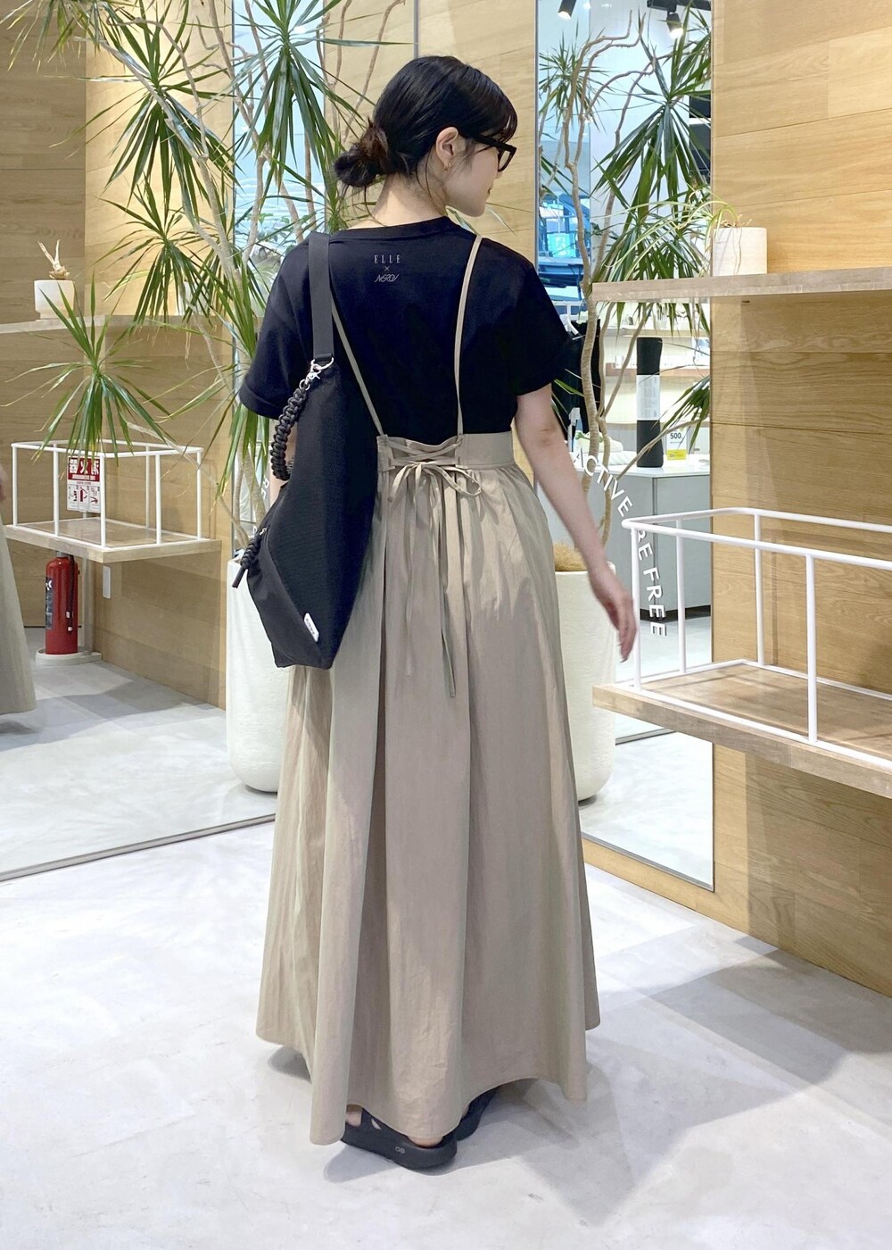 ブラック系のサンダル、ブラック系のトートバッグ、ブラック系のTシャツ/カットソーを着用したレディースの夏コーディネートの5枚目の写真