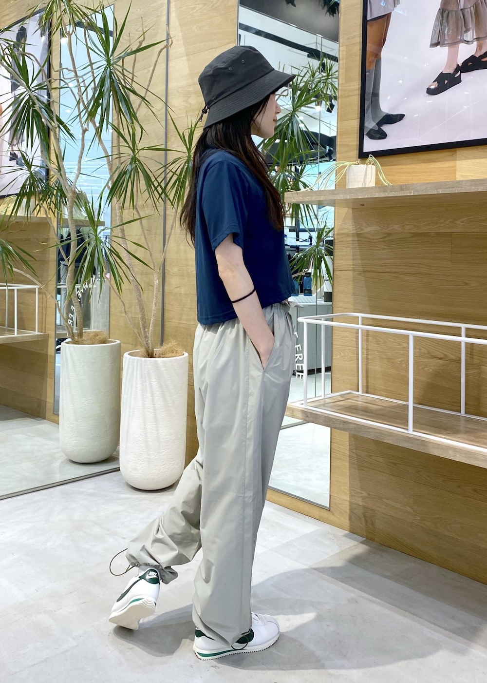 グリーン系のその他パンツ、ブルー系のTシャツ/カットソー、ホワイト系のスニーカーを着用したレディースの夏コーディネートの3枚目の写真