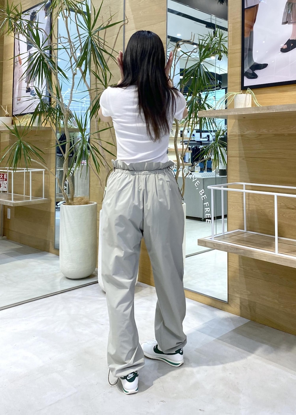 グリーン系のその他パンツ、ホワイト系のTシャツ/カットソー、ホワイト系のスニーカーを着用したレディースの夏コーディネートの4枚目の写真