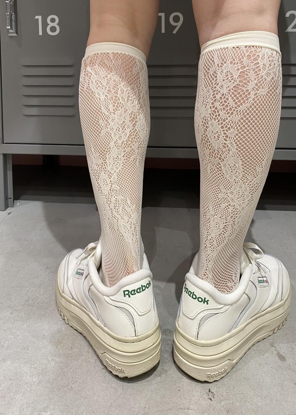 ブラック系のその他アウター、ホワイト系のスニーカー、ブルー系のブルゾンを着用したレディースの春コーディネートの7枚目の写真