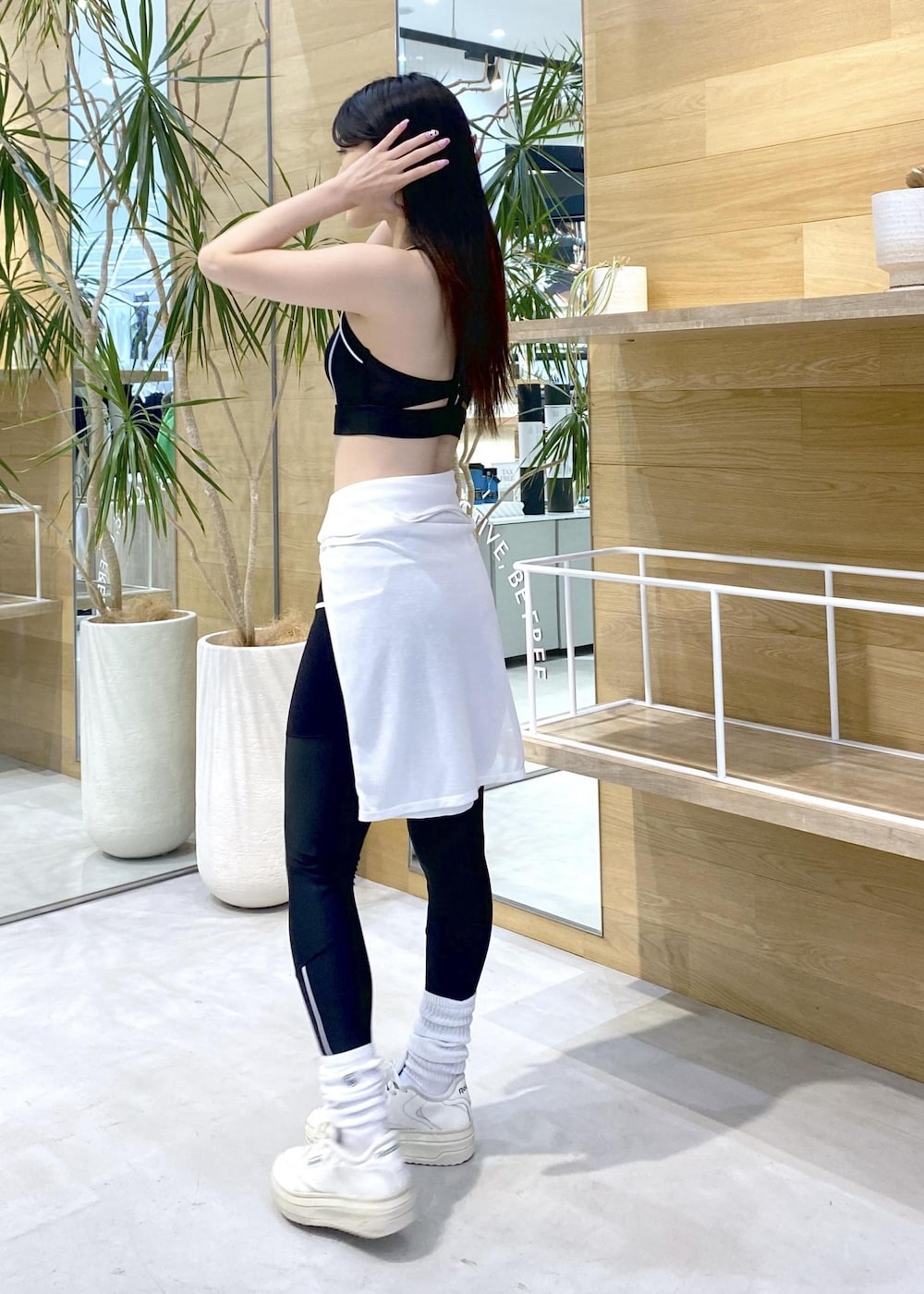 ホワイト系のスニーカー、ホワイト系のTシャツ/カットソー、ブラック系のレギンス/スパッツを着用したレディースの夏コーディネートの3枚目の写真