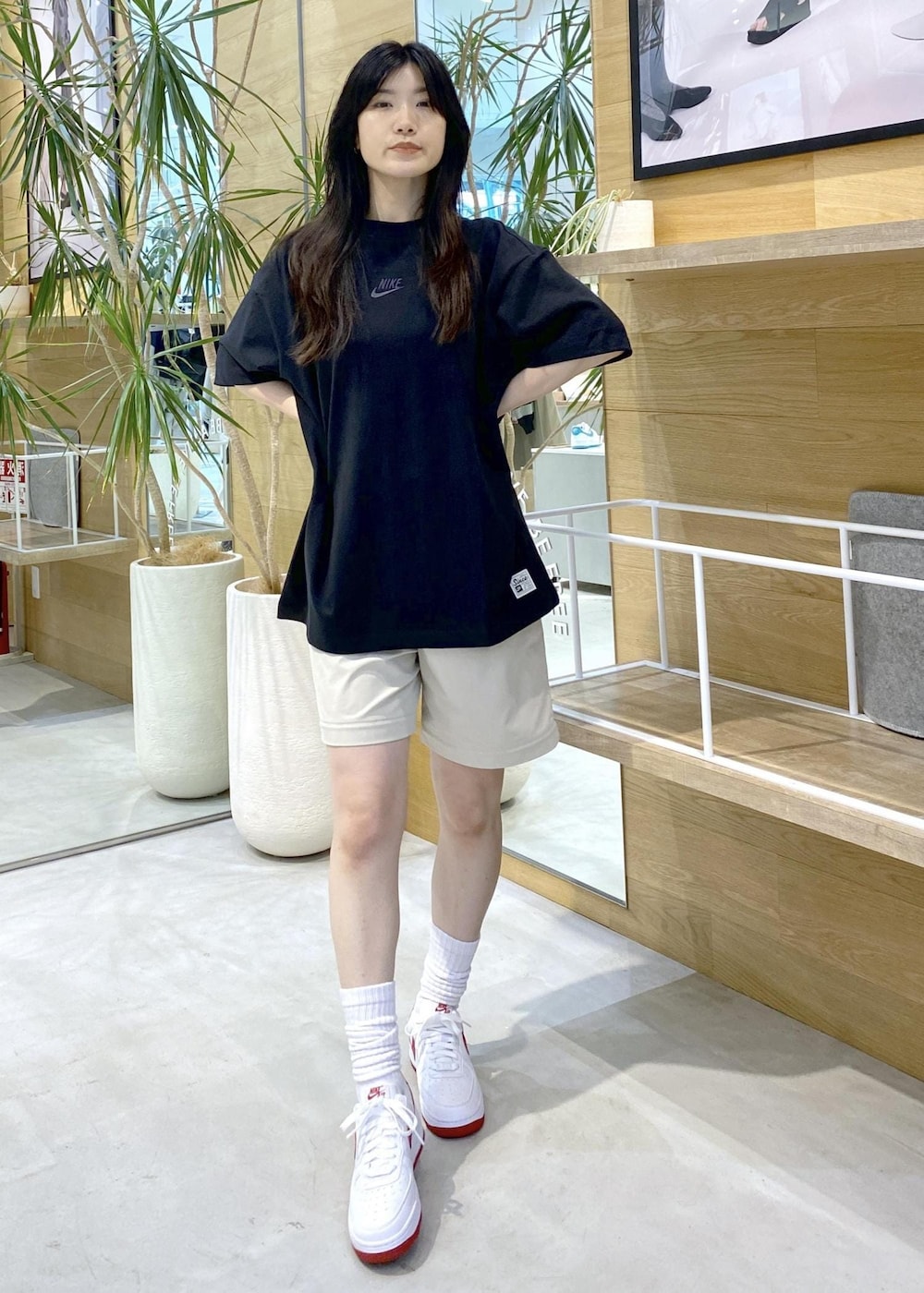 グレー系のその他パンツ、ブラック系のTシャツ/カットソー、ホワイト系のスニーカーを着用したレディースの夏コーディネートの4枚目の写真