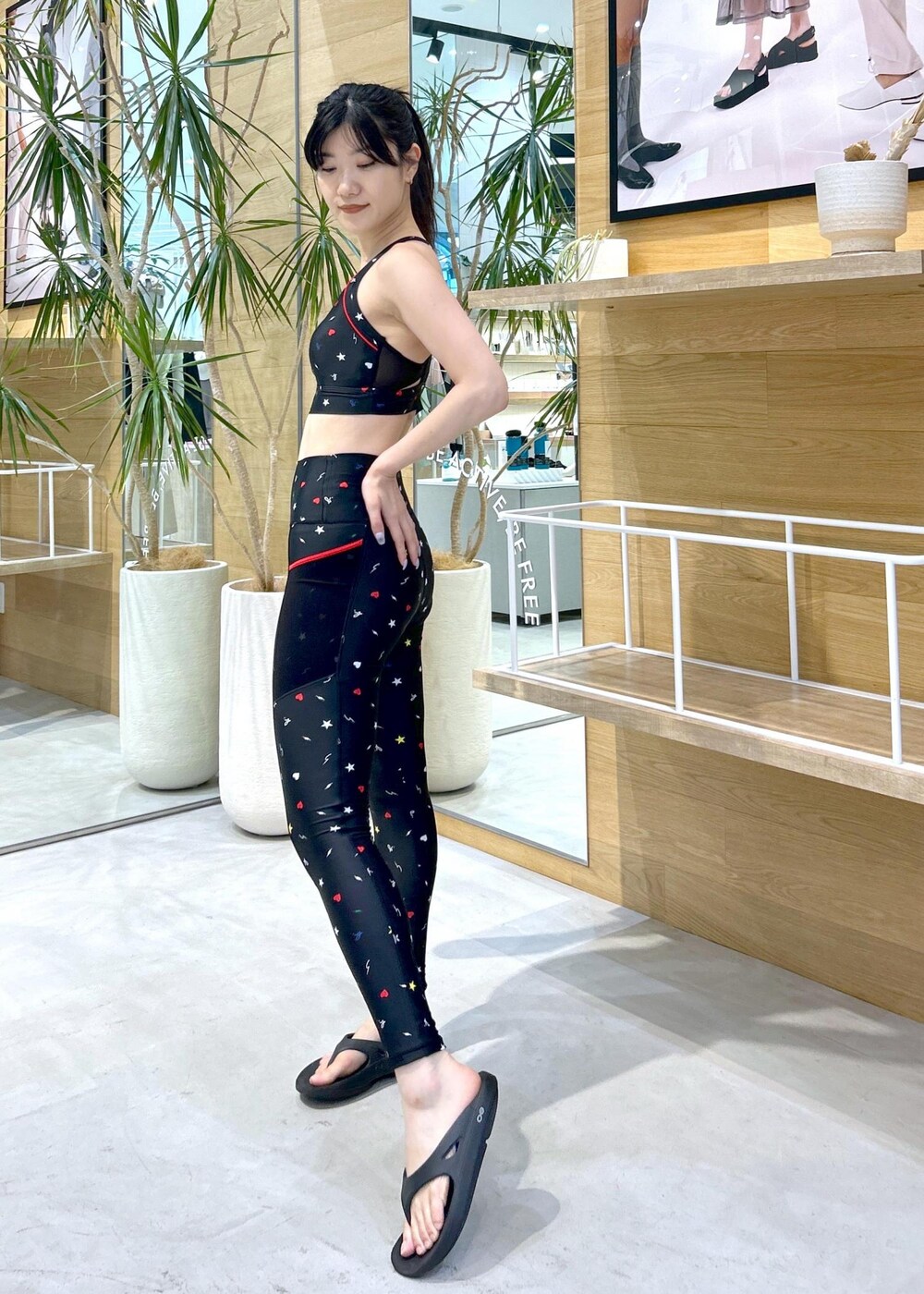 ブラック系のサンダル、イエロー系のグラス/マグカップ/タンブラー、ブラック系のレギンス/スパッツを着用したレディースの夏コーディネートの6枚目の写真