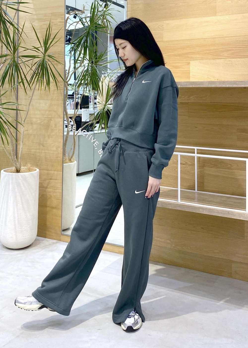 ホワイト系のスニーカー、グリーン系のスウェットを着用したレディースの秋コーディネートの3枚目の写真